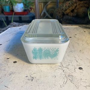 Pyrex 502 Butterprint with Lid Fridge Box